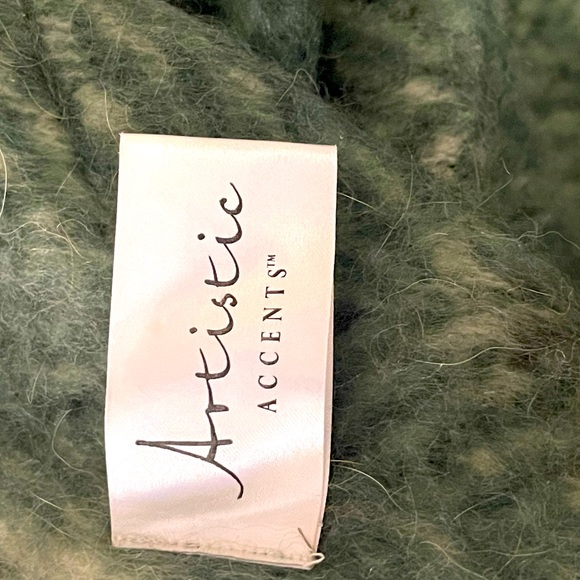 Super soft, beautiful green throw cover! - Picture 7 of 8